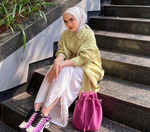 Sporty Look dengan Aksen Color Block, Cocok untuk Outfit Liburan