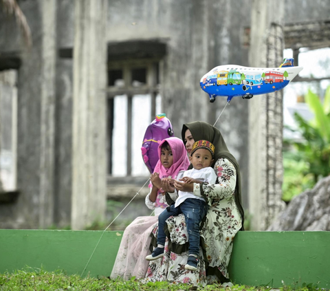 FOTO: Tangis Keluarga Mengenang 19 Tahun Bencana Gempa dan Tsunami Aceh yang Mengguncang Dunia