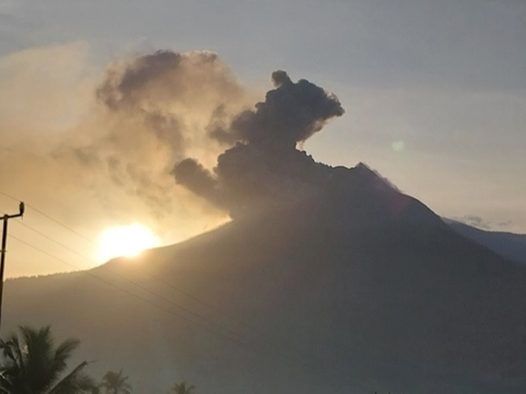 Gunung Lewotobi Flores Timur Erupsi, PVMBG Minta Masyarakat Waspada Gas Beracun