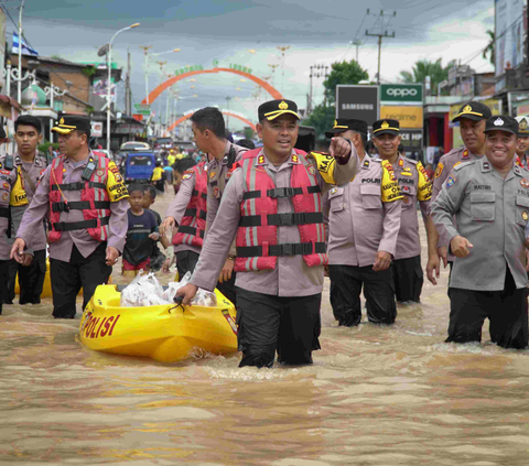 Sedikitnya 320 unit rumah di tiga desa Kabupaten Rokan Hulu, Riau, terendam banjir.