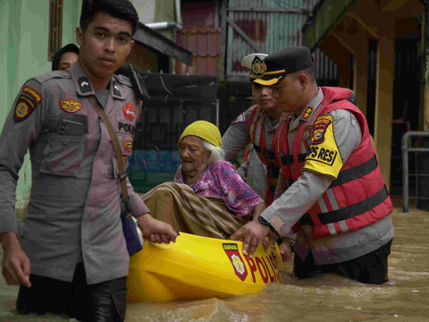 Aksi Heroik Perwira Polisi di Rokan Hulu Evakuasi Nenek Sahar Berusia Hampir Seabad dari Banjir