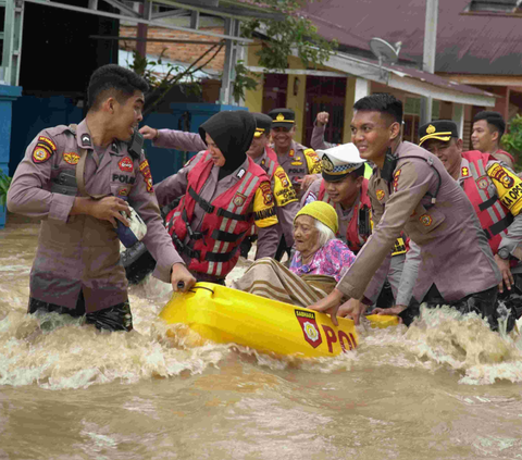 Budi menyampaikan, tim gabungan mengevakuasi dua orang warga yang terjebak banjir di dalam rumahnya. Warga itu merupakan orang tua yang sudah usia lanjut.