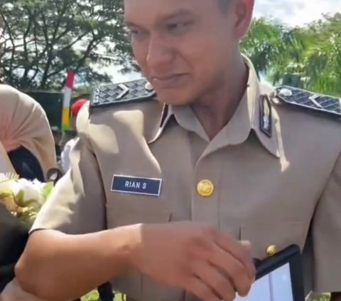 Viral Momen Haru Seorang Anak Berhasil Jadi Polisi, Wujudkan Cita-cita Ibunda yang Telah Tiada