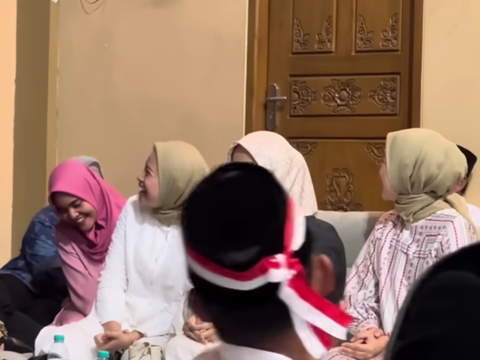 Dapat Hadiah Umrah dari Polisi Lamongan, Ini Kisah Gadis Mualaf Bimbingan Gus Iqdam