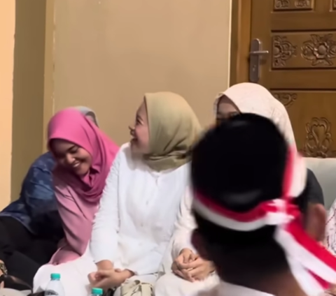 Dapat Hadiah Umrah dari Polisi Lamongan, Ini Kisah Gadis Mualaf Bimbingan Gus Iqdam