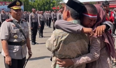 Dalam balutan seragam cokelat, Ramadhan nampak didampingi kedua orangtua saat momen pelantikan berlangsung pada Kamis (21/12) lalu.