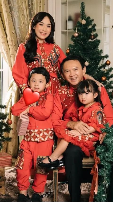 Potret Kompak Ahok dan Puput Nastiti Berbatik Nuansa Merah Rayakan Natal 2023