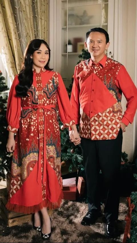 Pada perayaan Natal tahun 2023, keluarga Ahok memilih busana batik dengan sentuhan merah sebagai tema utama.