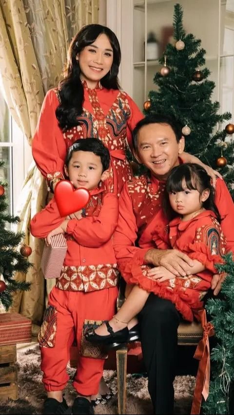 Pilihan ini tak hanya sebagai bentuk keterkaitan dengan budaya Indonesia melalui batik, namun juga menonjolkan nuansa khas Natal yang ceria.