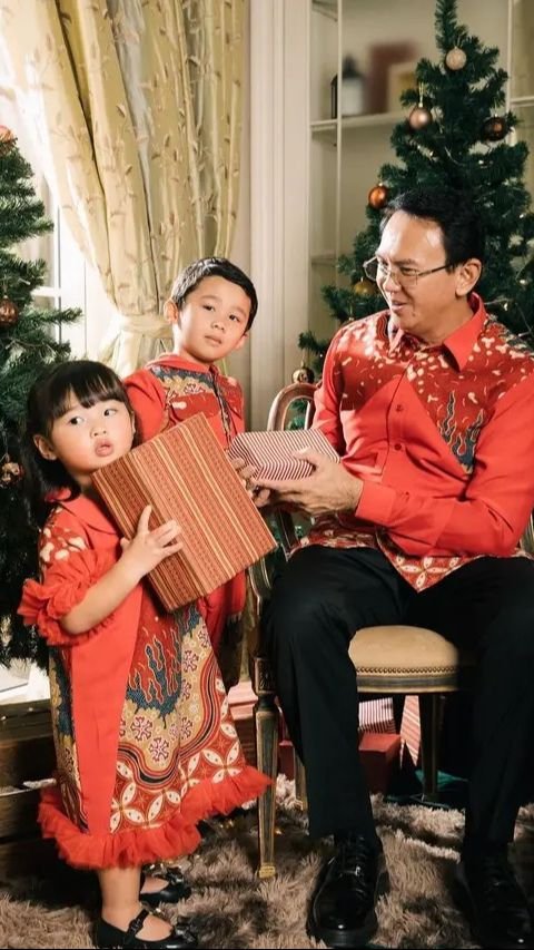 Dalam pemotretan Natal, keluarga Ahok tak hanya terlihat kompak dan serasi, namun juga penuh dengan keceriaan.