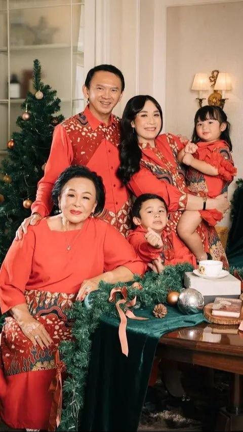 Ahok, bersama istri dan anak-anaknya, terlihat begitu bahagia, menunjukkan kehangatan dan kebersamaan yang begitu erat.