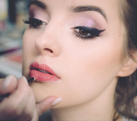 5 Kebiasaan Buruk Saat Makeup, Bikin Riasan Kurang Maksimal