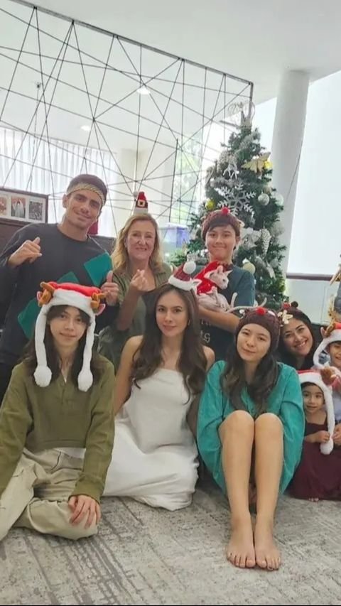 1. Wulan Guritno turut merayakan Natal dengan keluarga ibunya dan membagikan kebahagiaan melalui Instagram.