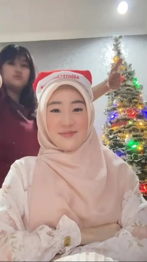 5. Larissa Chou menemani adiknya merayakan Natal dalam momen manis yang terabadikan dalam unggahan, menunjukkan kasih sayang tanpa batas meski berbeda keyakinan.