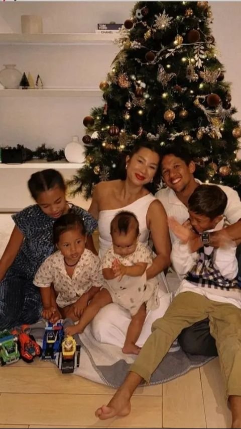 6. Jennifer Bachdim dan Irfan Bachdim merayakan Natal bersama anak-anak, momen kebersamaan keluarga yang terekam dalam unggahan di Instagram, menyiratkan kehangatan dalam perbedaan.