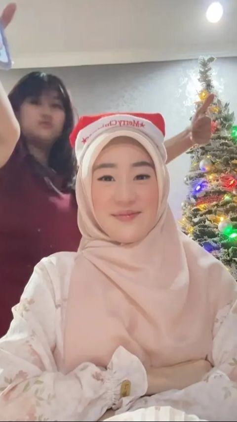 Foto-Foto Harmonis Artis Turut Hadir Rayakan Natal Bareng Keluarga yang Beda Agama