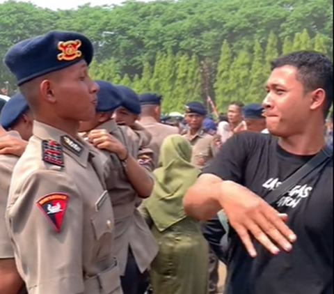 Momen Anggota Brimob Ditampari Adik Polisi Usai Pelantikan, Ternyata Pangkat Sang Kakak di Bawah Kembarannya