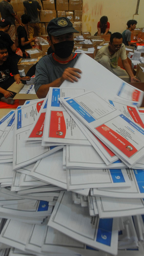 Pekerja saat akan melipat surat suara di gudang logistik KPU Kota Tangerang Selatan, Banten, Rabu (27/12/2023).