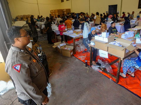 FOTO: Intip Kesibukan KPUD Tangerang Selatan Mulai Melipat Kertas Suara Pemilu 2024 di Gudang Logistik