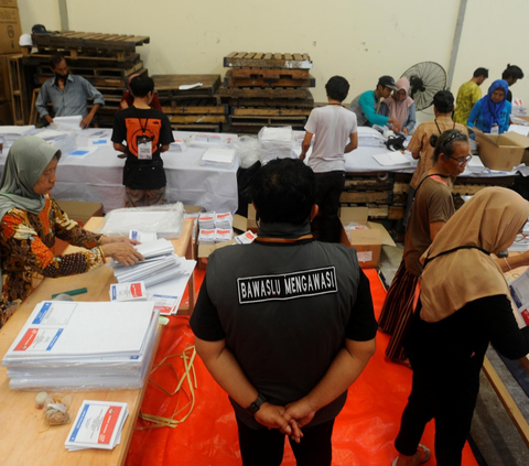 FOTO: Intip Kesibukan KPUD Tangerang Selatan Mulai Melipat Kertas Suara Pemilu 2024 di Gudang Logistik
