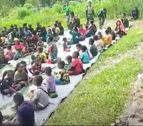Kompak, TNI dan Warga Papua Rayakan Hari Natal dengan Makan Bersama di Lapangan Pakai Alas Daun