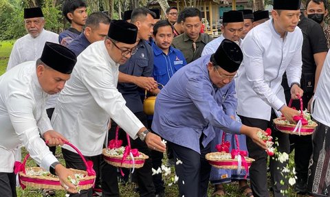 Visit to the Mass Grave of Aceh Tsunami Victims, SBY Weeps