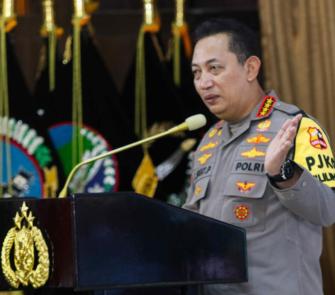 Kapolri Jenderal Pol Listyo Sigit Prabowo memaparkan pencapaian kinerja saat rilis akhir tahun Polri di Mabes Polri, Jakarta, Rabu (27/12/2023).