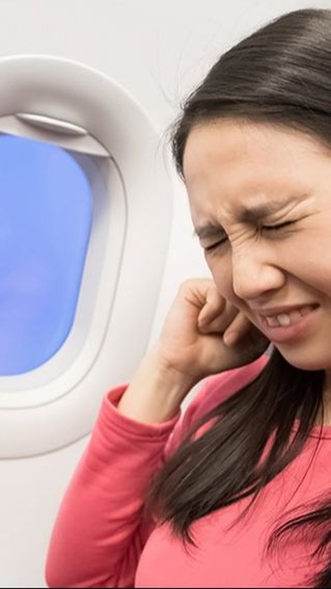 4 Cara Mengatasi Telinga Sakit saat Naik Pesawat, Pahami Penyebab dan Gejalanya Sebelum Liburan<br>