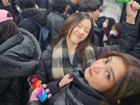 Potret Cantik Mikhaela Anak Nafa Urbach Liburan di Korea, Penampilannya Bak Adik Kakak dengan Sang Mama