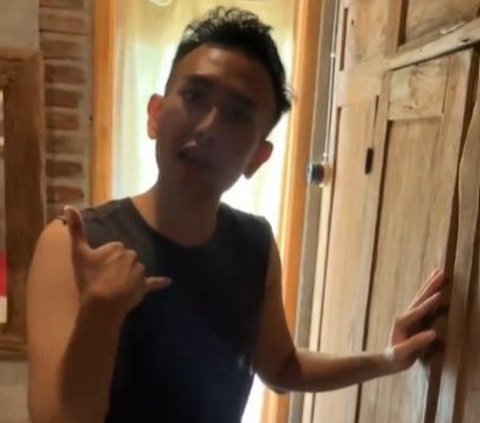 Guest of Villa Confused by Wooden Door Lock, Turns Out It's So Simple