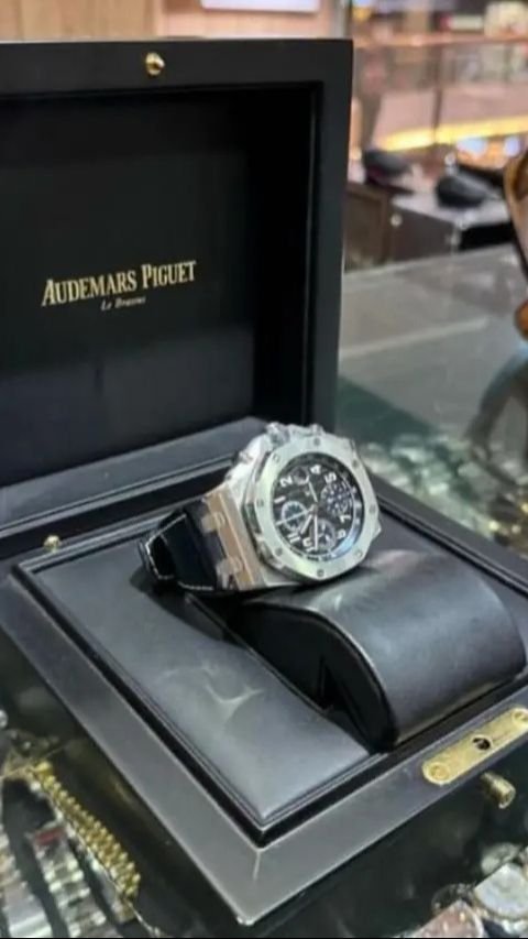 2. Tampil begitu elegan, jam tangan senilai Rp 1 miliar itu menjadi hadiah istimewa dari sang istri bagi Arhan.