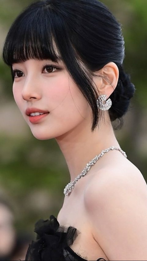 Tampilan Glamor Bae Suzy On Point! Gaun Satin dengan Banyak Perhiasan Berlian<br>