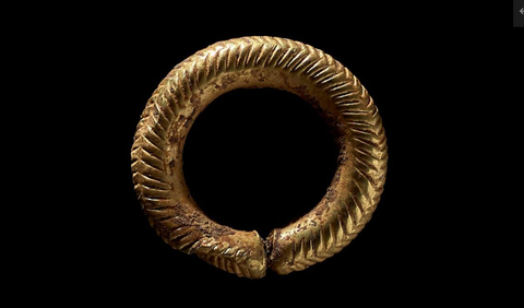 6. Golden hair ring at the Bronze Age burial site in Wales