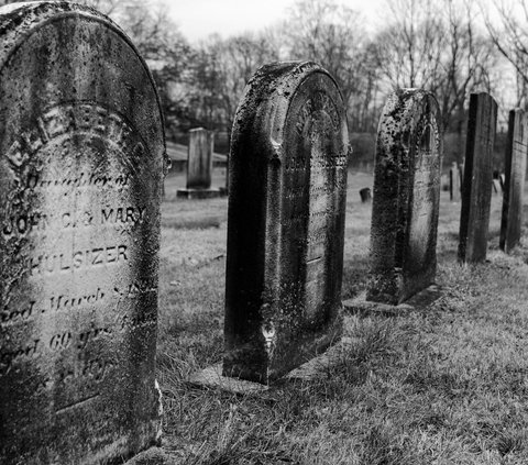 13 Meaning of Dreaming Seeing Graves in the House, Reflection of Fear and Anxiety