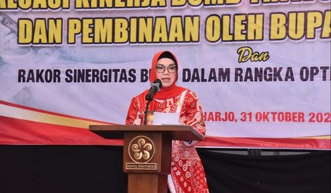 Etik memulai pendidikannya di SDN 85 Tegalmulyo, Surakarta. 