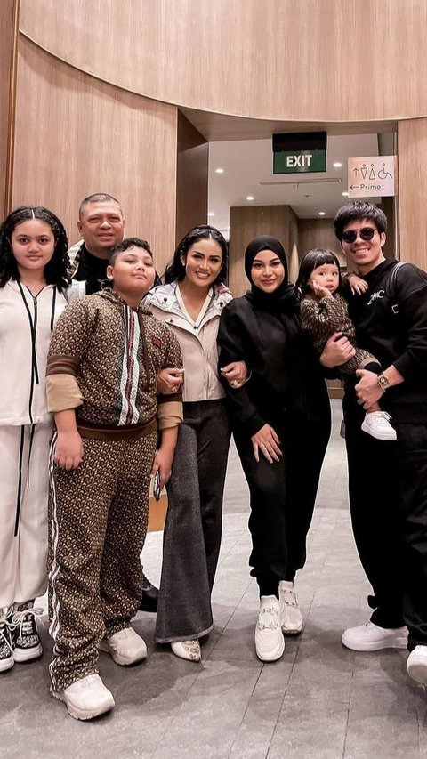 Momen Azura Anak Kedua Aurel Pertama Kali Digendong Raul Lemos, So Cute!