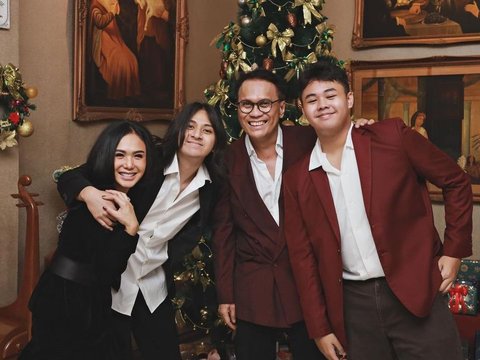 9 Photos of Yuni Shara Celebrating Christmas with her Ex-Husband