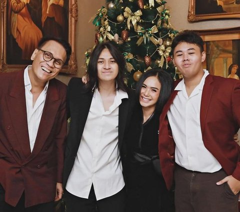 9 Photos of Yuni Shara Celebrating Christmas with her Ex-Husband