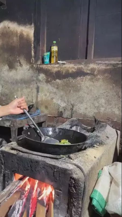 This is the condition of Novi Listiana's kitchen before renovation.