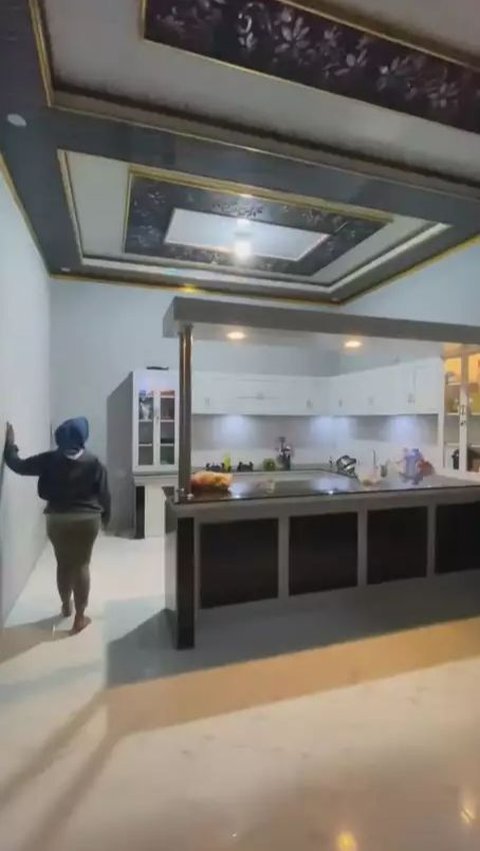 Dapur ini memiliki plafon dengan desain yang sangat mewah.