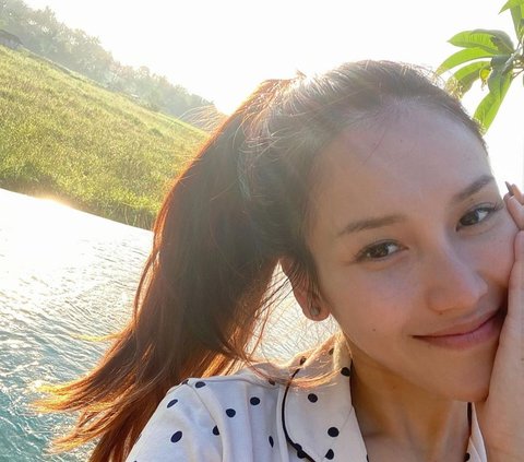Sneak Peek of Ayu Ting Ting's Brave No Makeup Face After Waking Up
