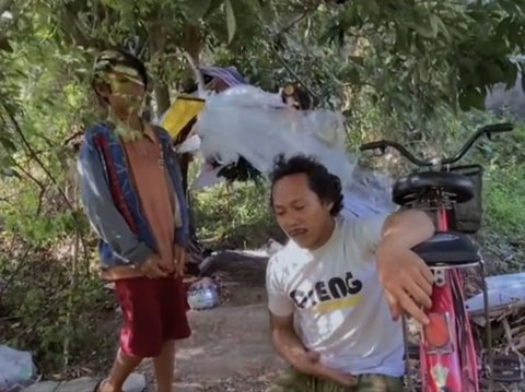 Kisah Pilu Ayah dan Anak Tinggal di Gubuk Reyot Tengah Kebun Jati, Nasib Berubah Setelah Berpisah dengan Istri