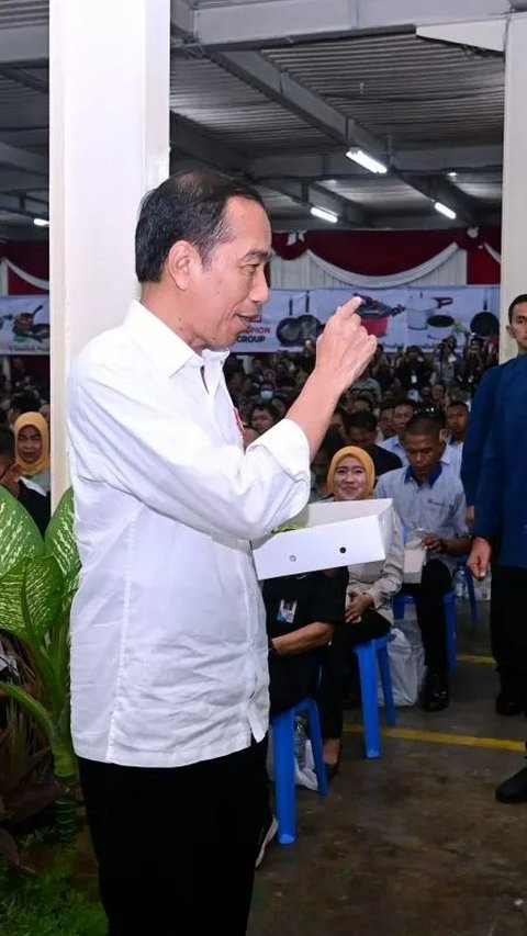 Momen Jokowi Makan Siang Nasi Kotak Bersama Karyawan Pabrik di Sidoarjo