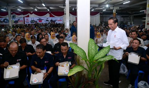 Para karyawan pun mengangkat nasi kotak yang memiliki lauk serupa dan menunjukkannya kepada Jokowi.