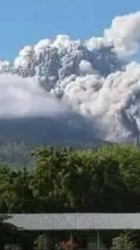 Gunung Lewotobi Laki-Laki Erupsi, Tiga Desa di Flores Timur Tertutup Abu Vulkanik