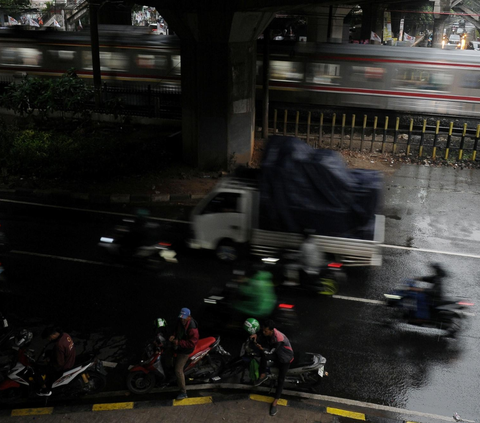 FOTO: BMKG Imbau Agar Warga Waspada Terhadap Cuaca Buruk di Malam Tahun Baru 2024