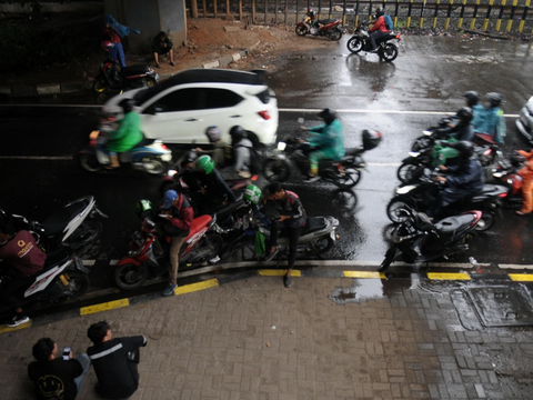 FOTO: BMKG Imbau Agar Warga Waspada Terhadap Cuaca Buruk di Malam Tahun Baru 2024