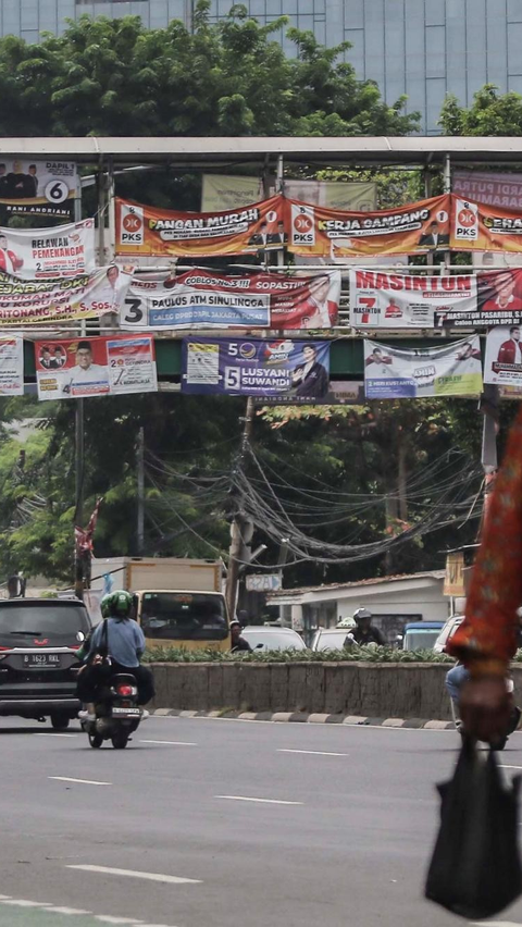 FOTO: Rusak Pemandangan Ibu Kota, Deretan Alat Peraga Kampanye Ubah JPO Ini Jadi Mirip 