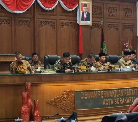 Rapat Paripurna DPRD, Gibran Rapat Paparkan Kemudahan Berinvestasi di Solo