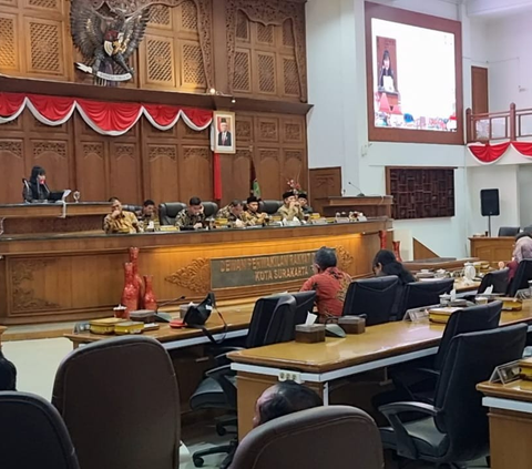 Rapat Paripurna DPRD, Gibran Rapat Paparkan Kemudahan Berinvestasi di Solo